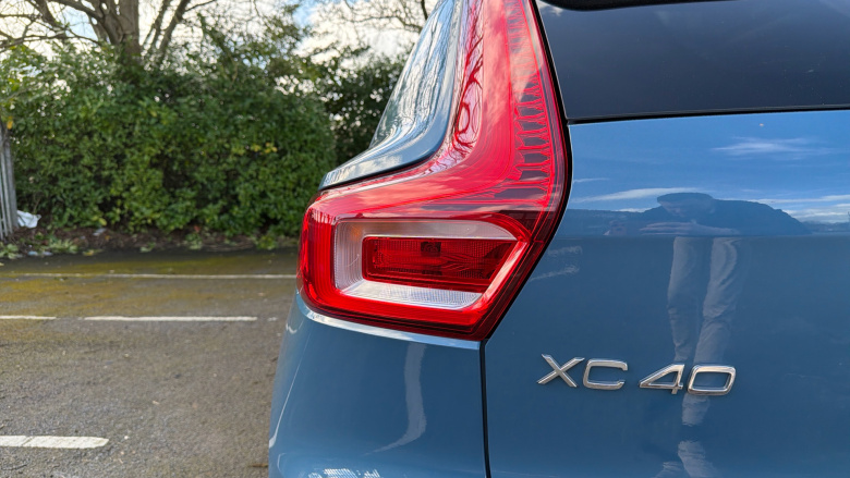 Volvo XC40 2.0 B4P Ultimate Dark 5dr Auto Petrol Estate